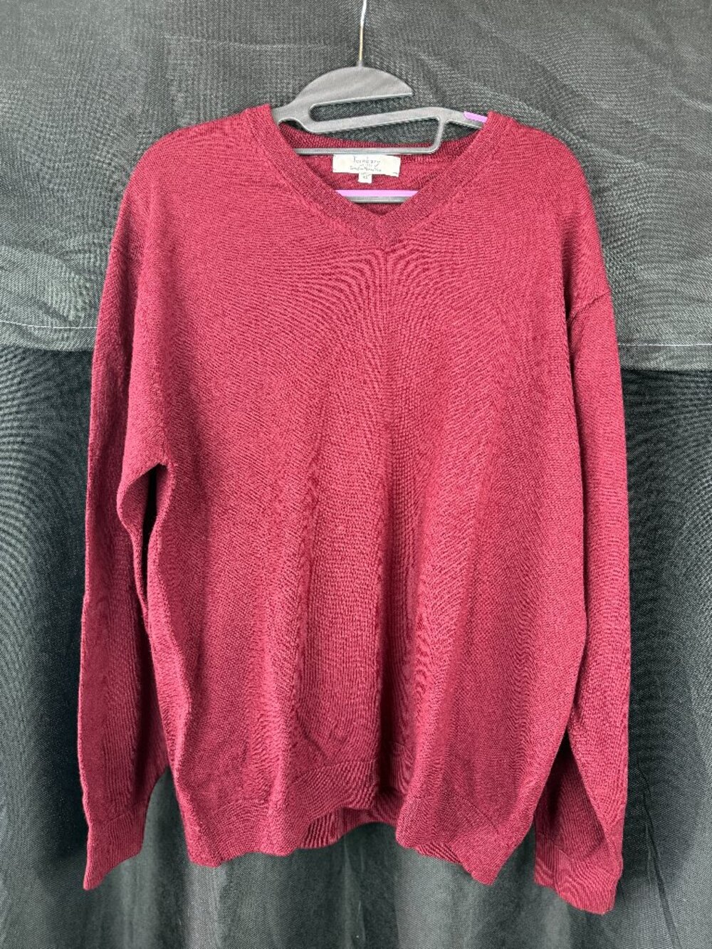 Turnbury Extra Fine Merino Wool V Neck Sweater (Size XL)